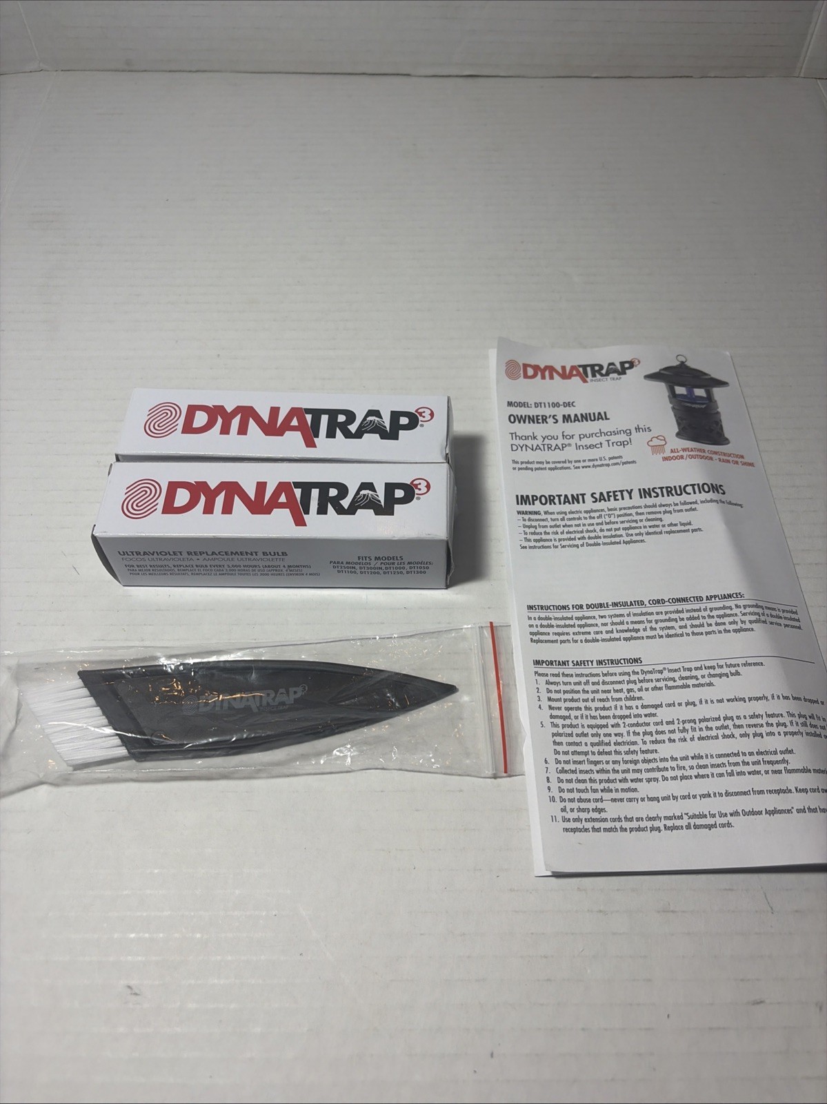 Set Of Two DYNATRAP 41050 Replacement Ultraviolet bulbs NEW, Manual & Brush