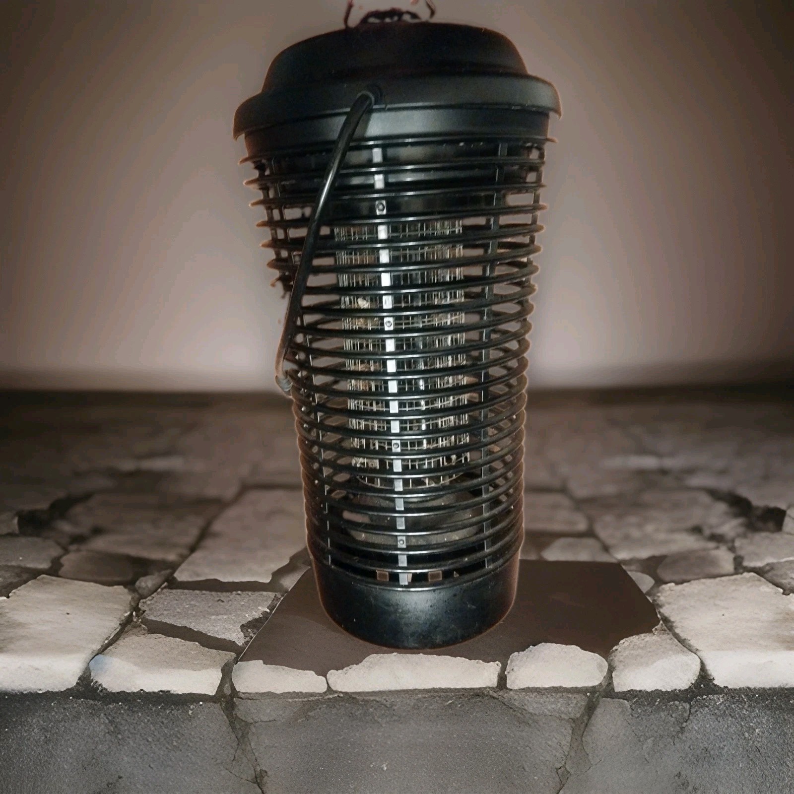 Black Flag BZ-40DX Deluxe Bug Zapper – 5500 Volts, 1.5 Acre Coverage Black Light