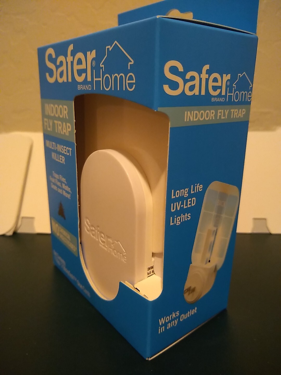SaferHome Indoor Fly Trap +4 Generic Refill Cards. Plug-in Unit W/ UV-LED Lights