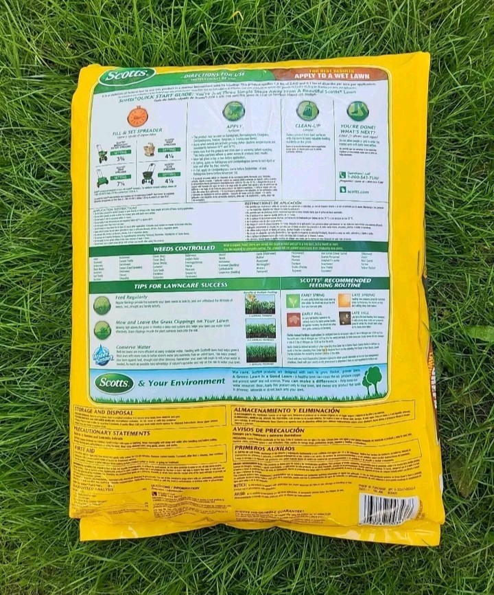 Scotts Turf Builder Weed & Feed Controls Dandelion 4,000 sq ft 11.32 lbs