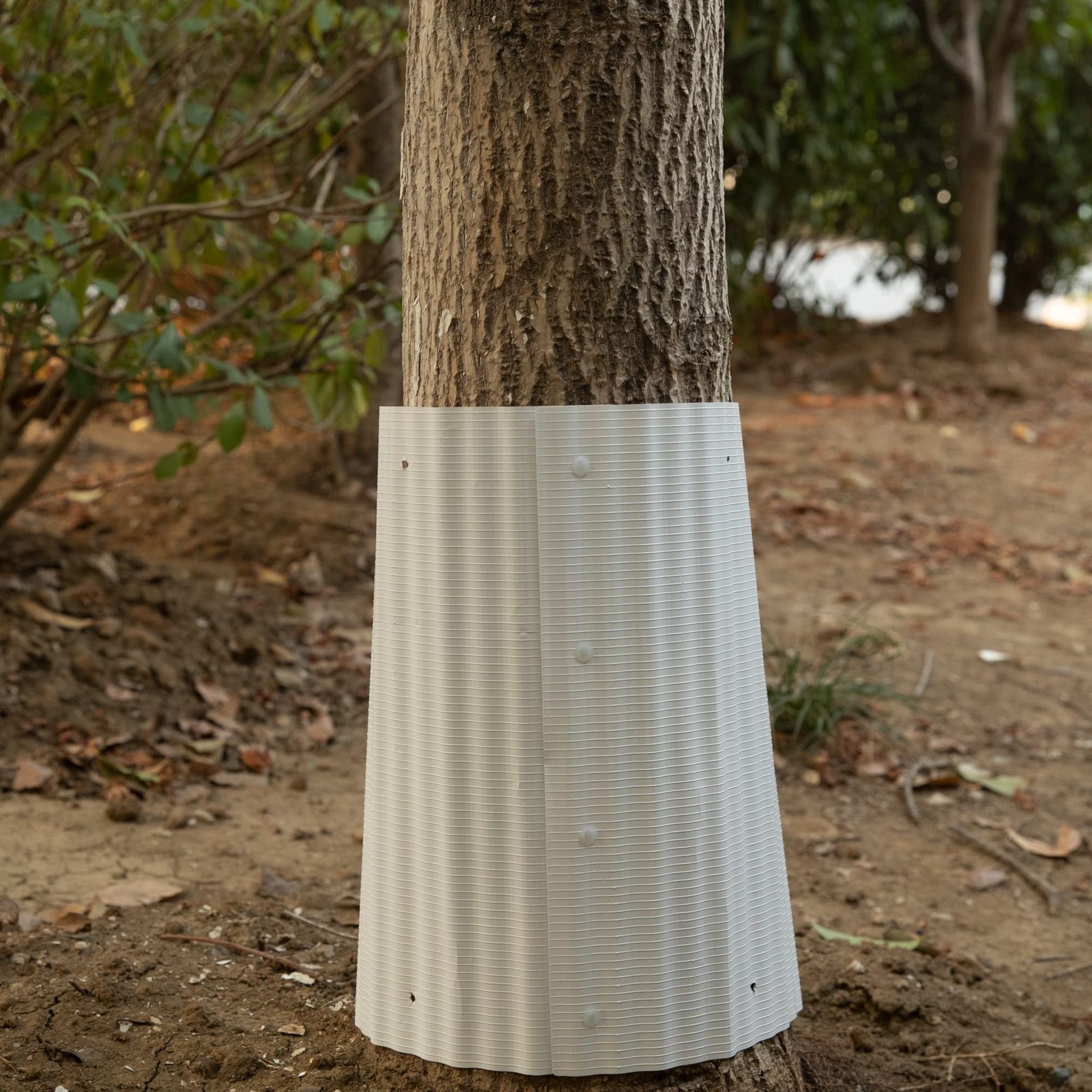 4pcs Expandable Tree Guards,Flexible Bark Protector,Tree Trunk white