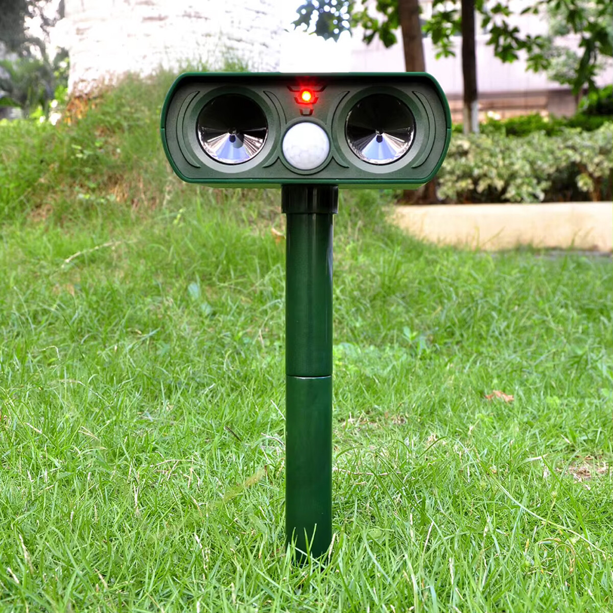 Outdoor Solar Animal Repeller Ultrasonic Pest Repellent for Dogs, Cats Squirrels